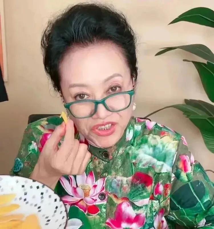 一级演员王丽云在直播带货时，有2万人同时在线观看。尽管观众们既没有购买商品，也没
