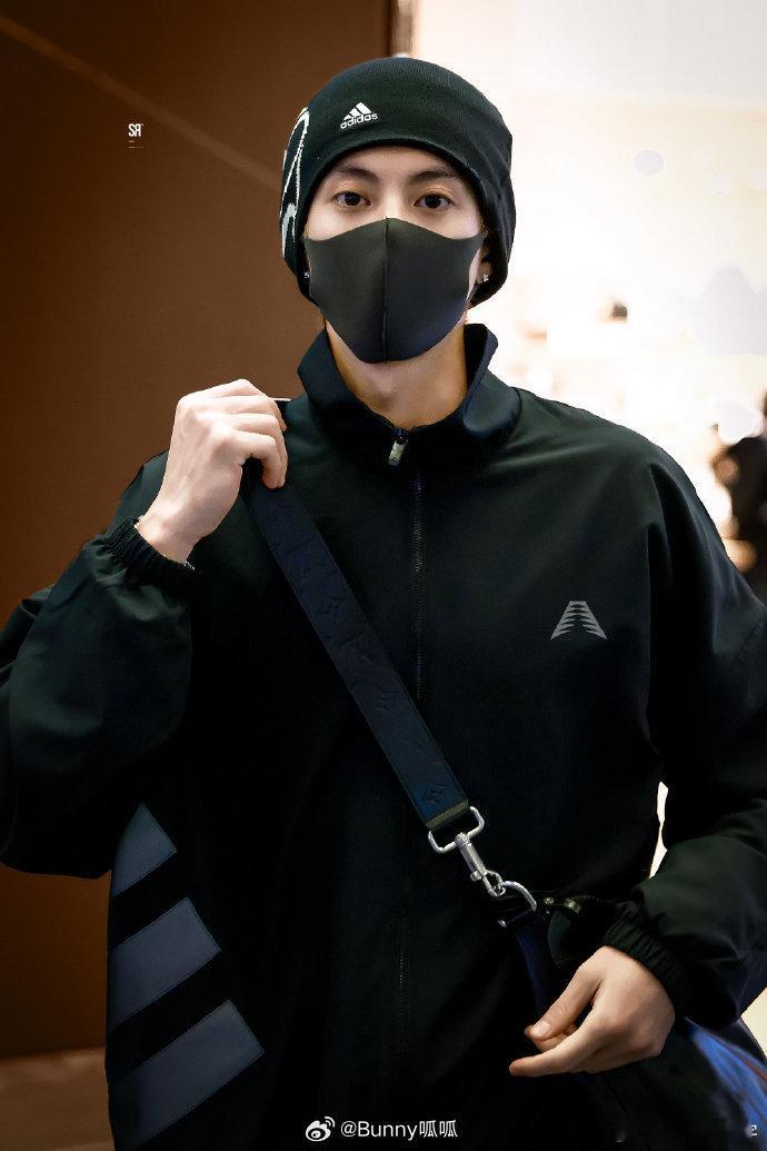 王鹤棣气场出鞘黑系穿搭天花板非他莫属，气场出鞘，每一个画面都像在拍时尚大片，太绝