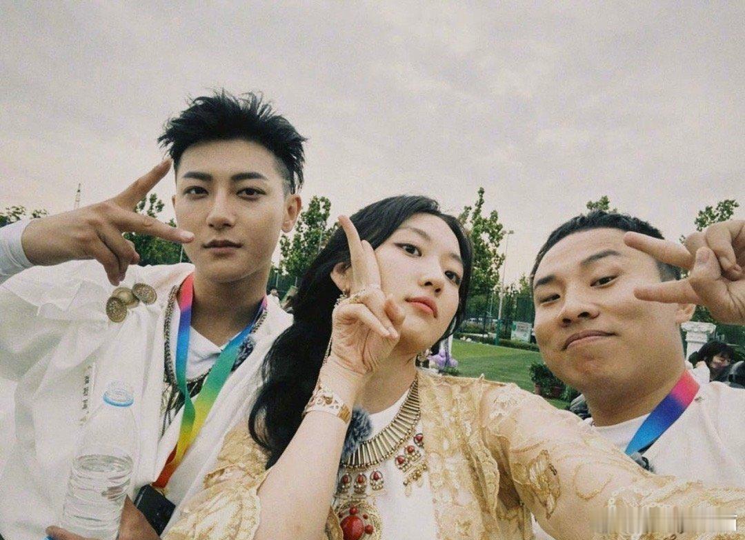 #那英黄子韬孙千徐志胜合照#萌探这个节目是非常精彩绝伦的，看到这样的合照，我们也