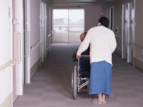 北京，23岁打工妹，照顾70岁大爷3个月，赚到一套价值130万的房子。谁想，女孩