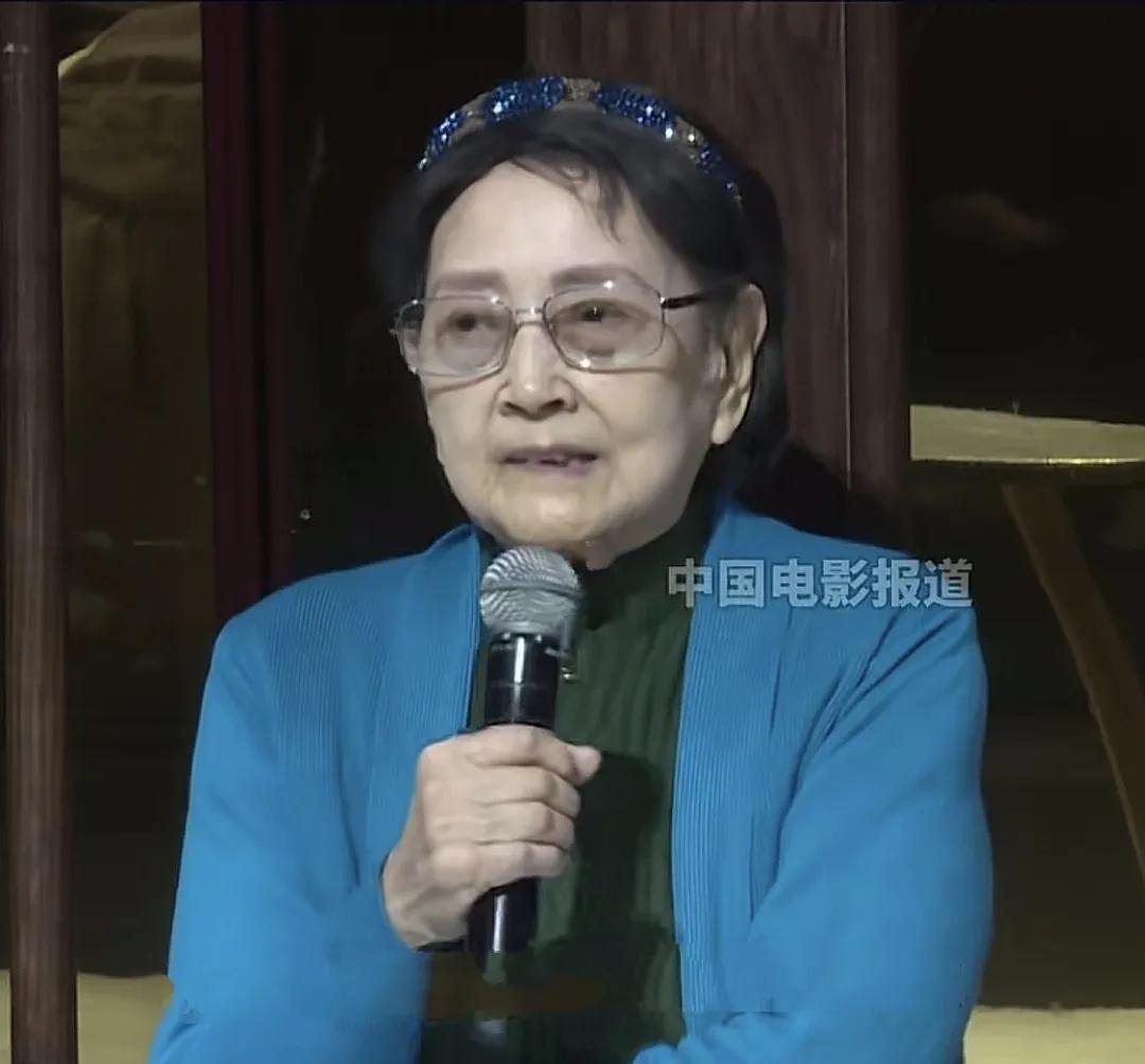 王晓棠老师近照，89岁了，还是那么漂亮
她的审美能力绝对强，很会打扮，头饰 服装