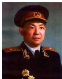 1955年授衔前夕，我军一副军长按照级别应被授予少将军衔，谁知贺龙听说后顿时火冒