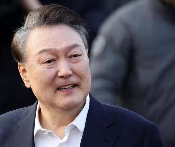 尹锡悦庭审上的反应太颠覆认知了！听到特检组求判死刑，先冷笑再涨红脸，拍着桌子怒怼