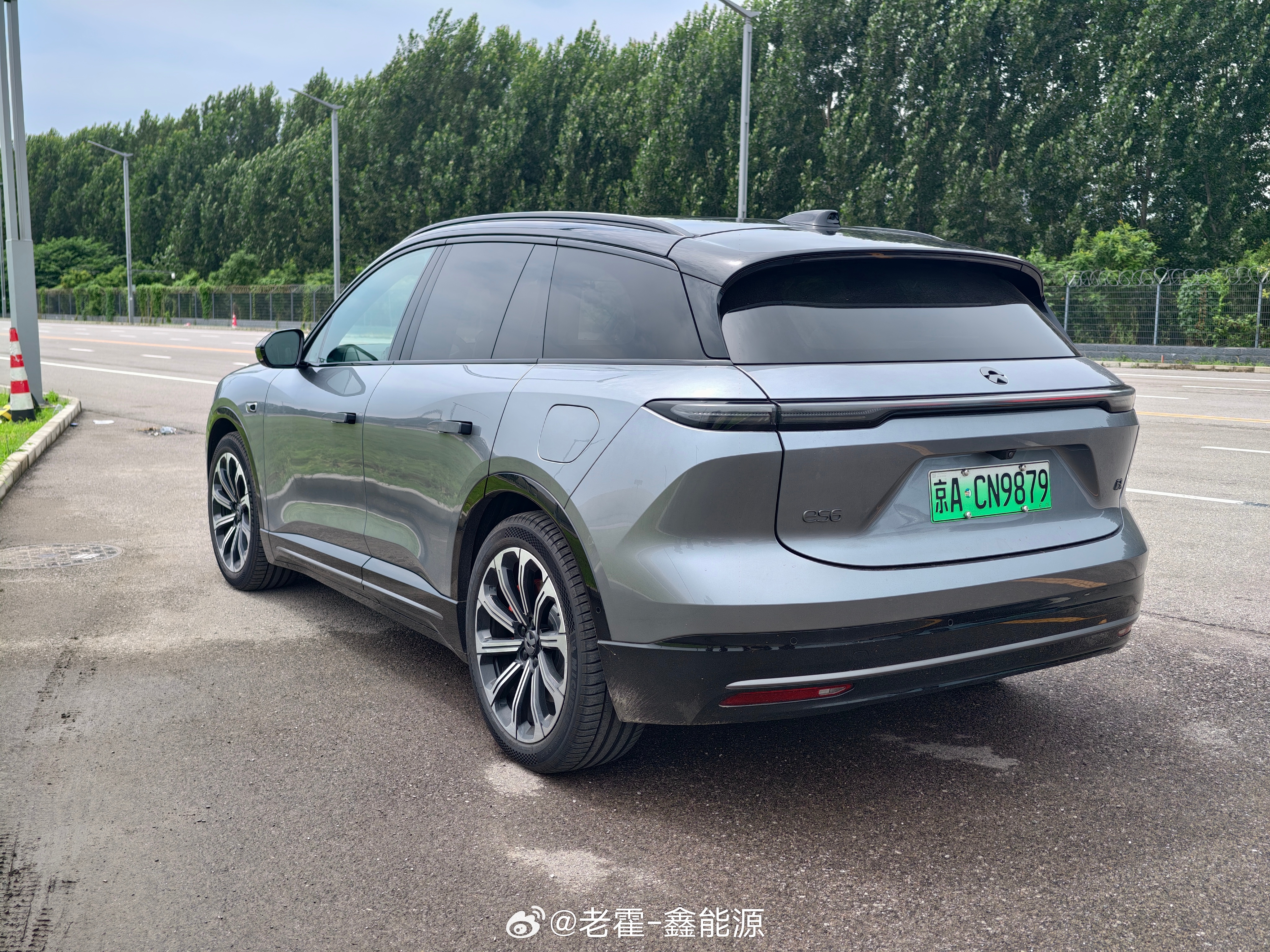月辉银这个颜色，真的是相当绝，时尚，商务同时占了大v聊车蔚来  ​​​