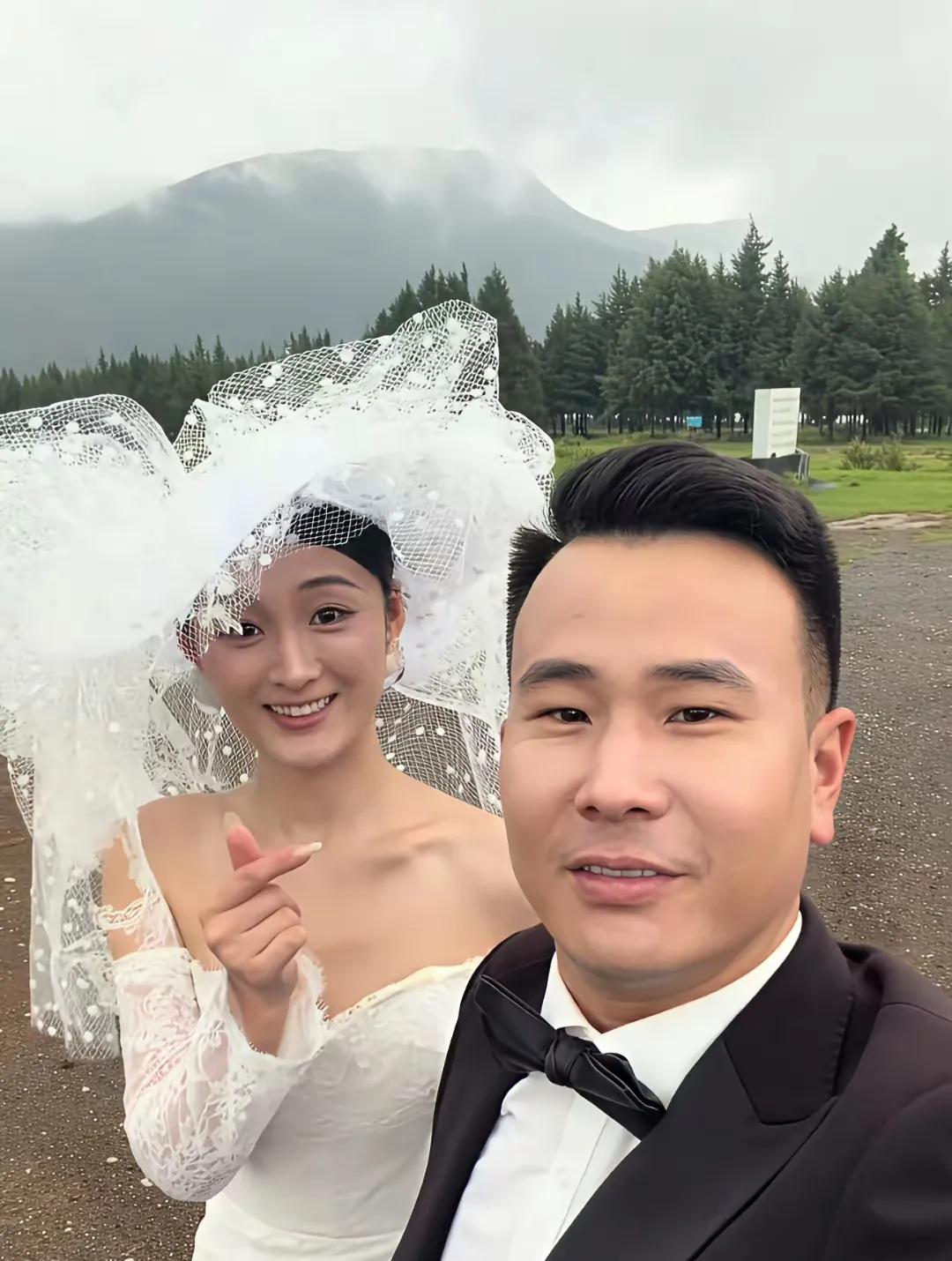 大衣哥的前儿媳妇现在也要结婚了，你看拍婚纱摄影笑的多么开心。
