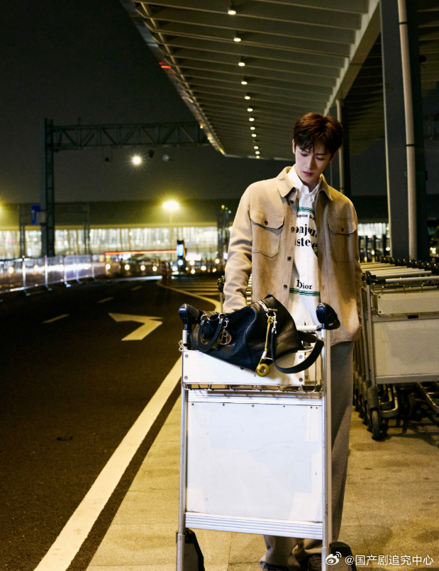 1.李昀锐现在正在深度聊《跑男》的常驻，孟子义大概率也是常驻，或者半常驻。 2.