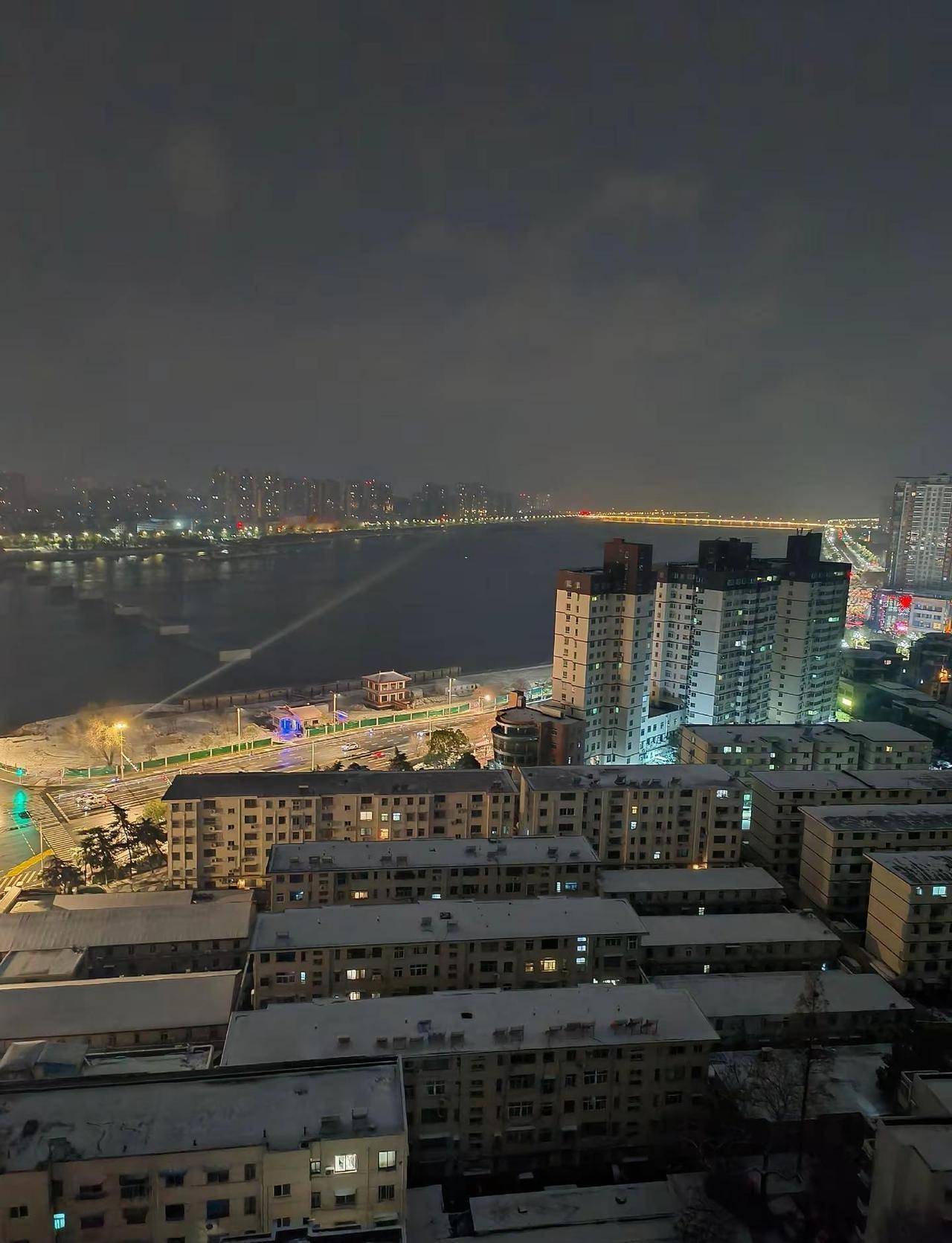 风雪和执勤  加班和跨年碰个满怀