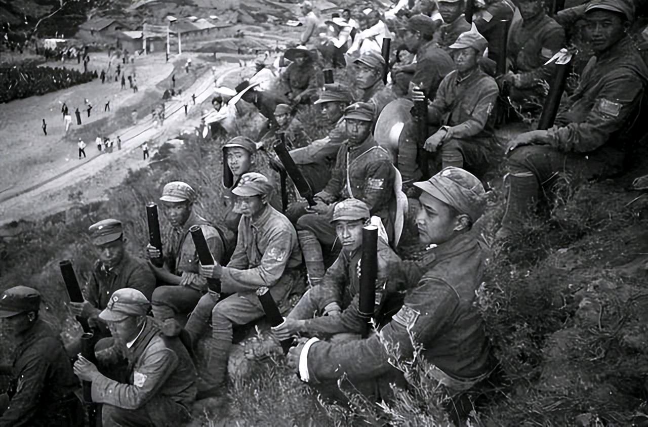 抗战时期，八路军队长发现了一件蹊跷事：八路军只要在铁路线上一活动，日伪军就马上出