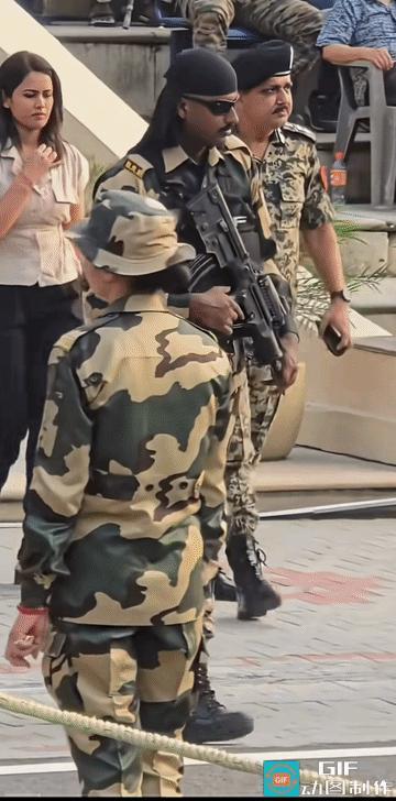 这两个印度黑猫特种部队队员身高腿长，但看起来一点也不威武！

现在的印度黑猫特种