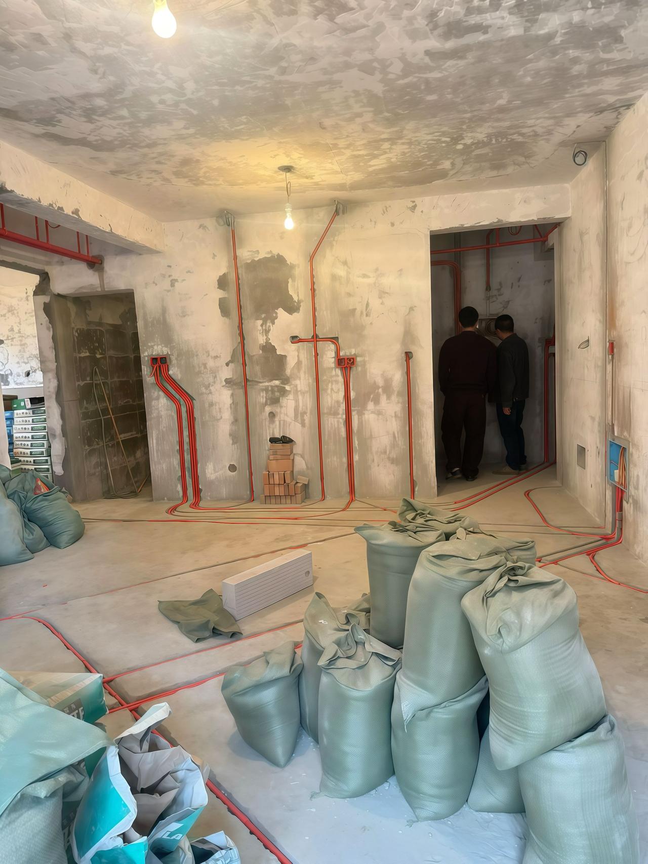 对于刚需业主来说，
我都是建议水走天，电走点对点的，
因为确实会省钱一点，但也确