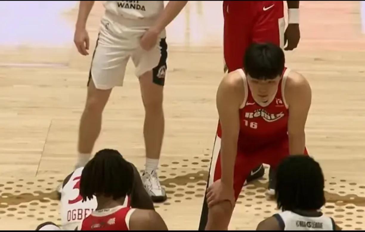 半场，杨瀚森已经15分4板2助！[赞][赞][赞]回到G联赛，杨瀚森三分，妙传，