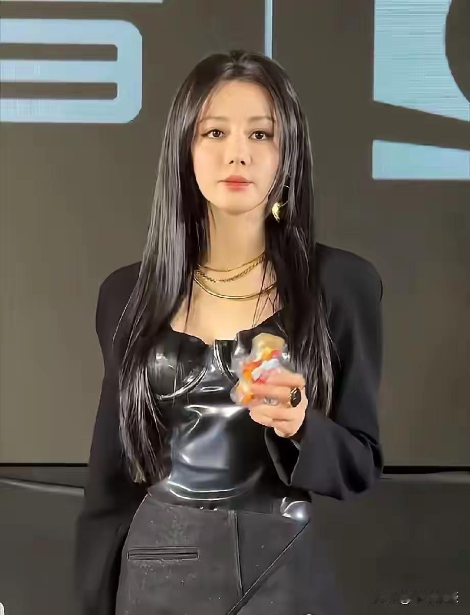 迪丽热巴
越来越不对劲了，
你都33岁了，没结婚，没生孩子，怎么还越来越年轻了呢