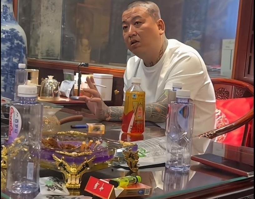 你有多久没刷到过“天津李四”了？

那个曾经狂放不羁、坐拥1700万粉丝的网红，