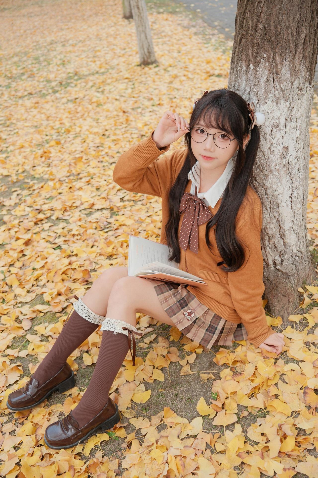 秋日校园，少女与落叶的浪漫邂逅