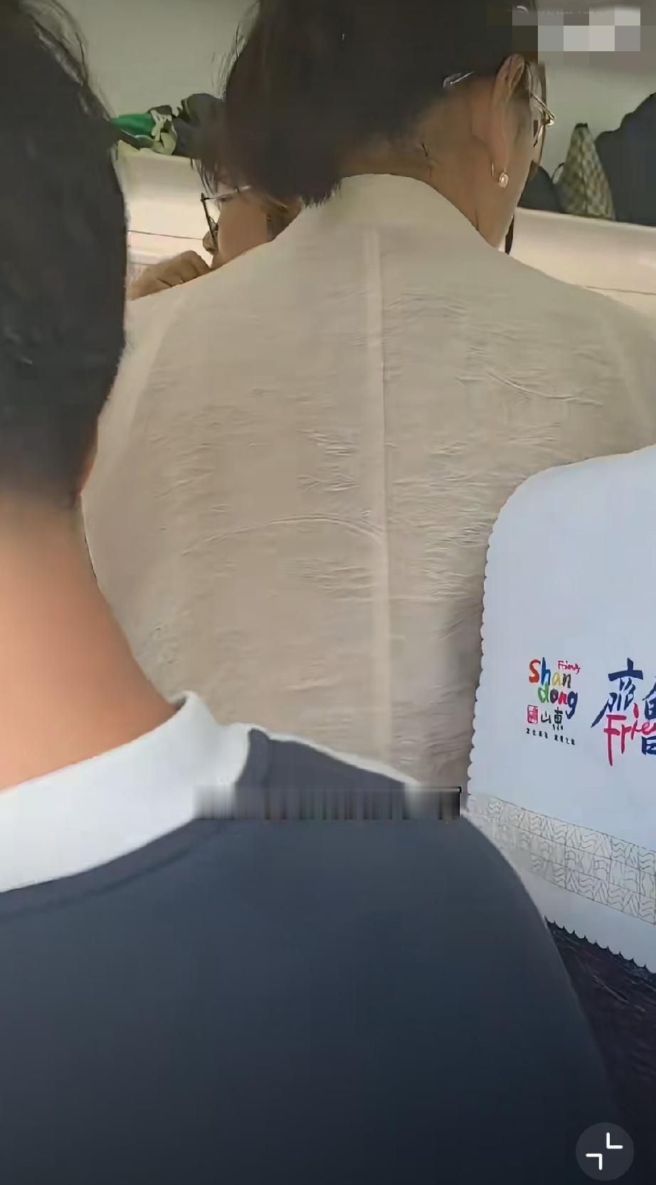 列车上，一名自称老师的老人持无座票，要求有座的孩子腾出位置让自己一起挤坐。
遭到