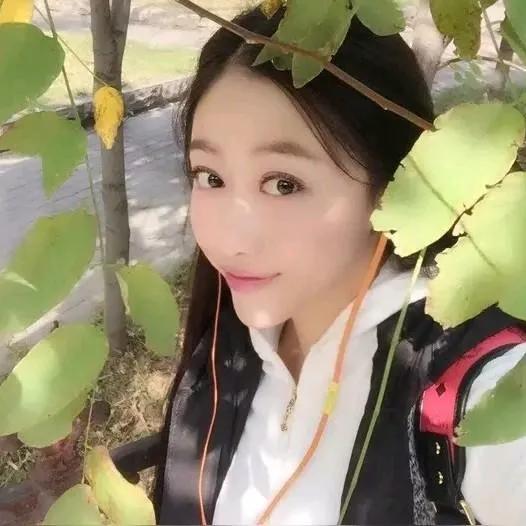 阳光下的微笑，自然中的美好。少女感笑容 少女感微笑女孩 少女的笑容 美少女的微笑