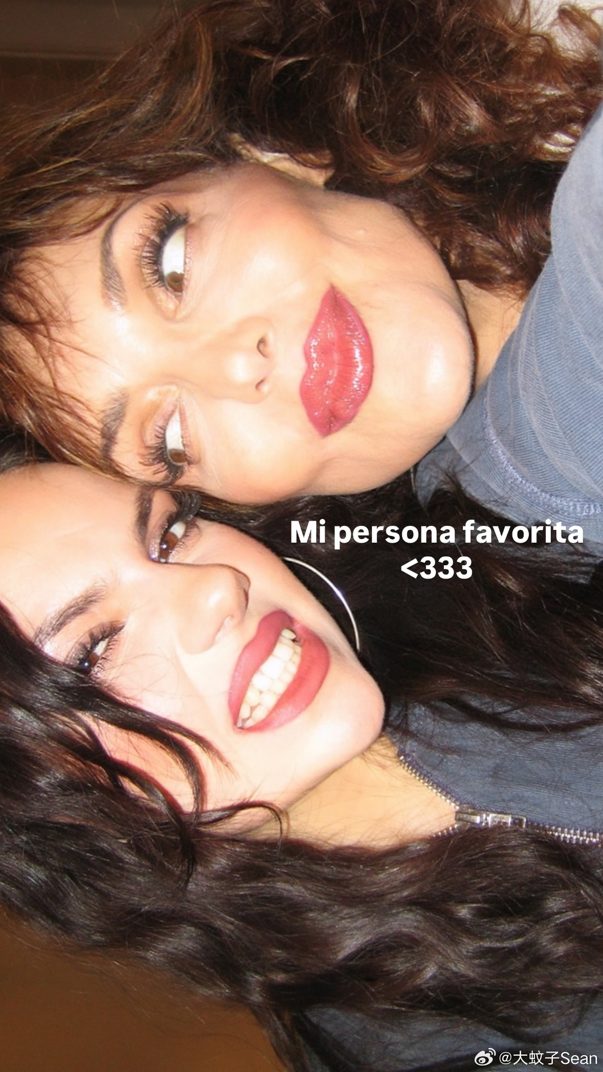 dafne keen达芙妮基恩晒和妈妈María的合影，也是活成明艳貌美姐妹花了