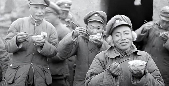 1948年，有一个国民党士兵饿的实在受不了了，跑到了解放军阵地，竟然背回一袋子馒