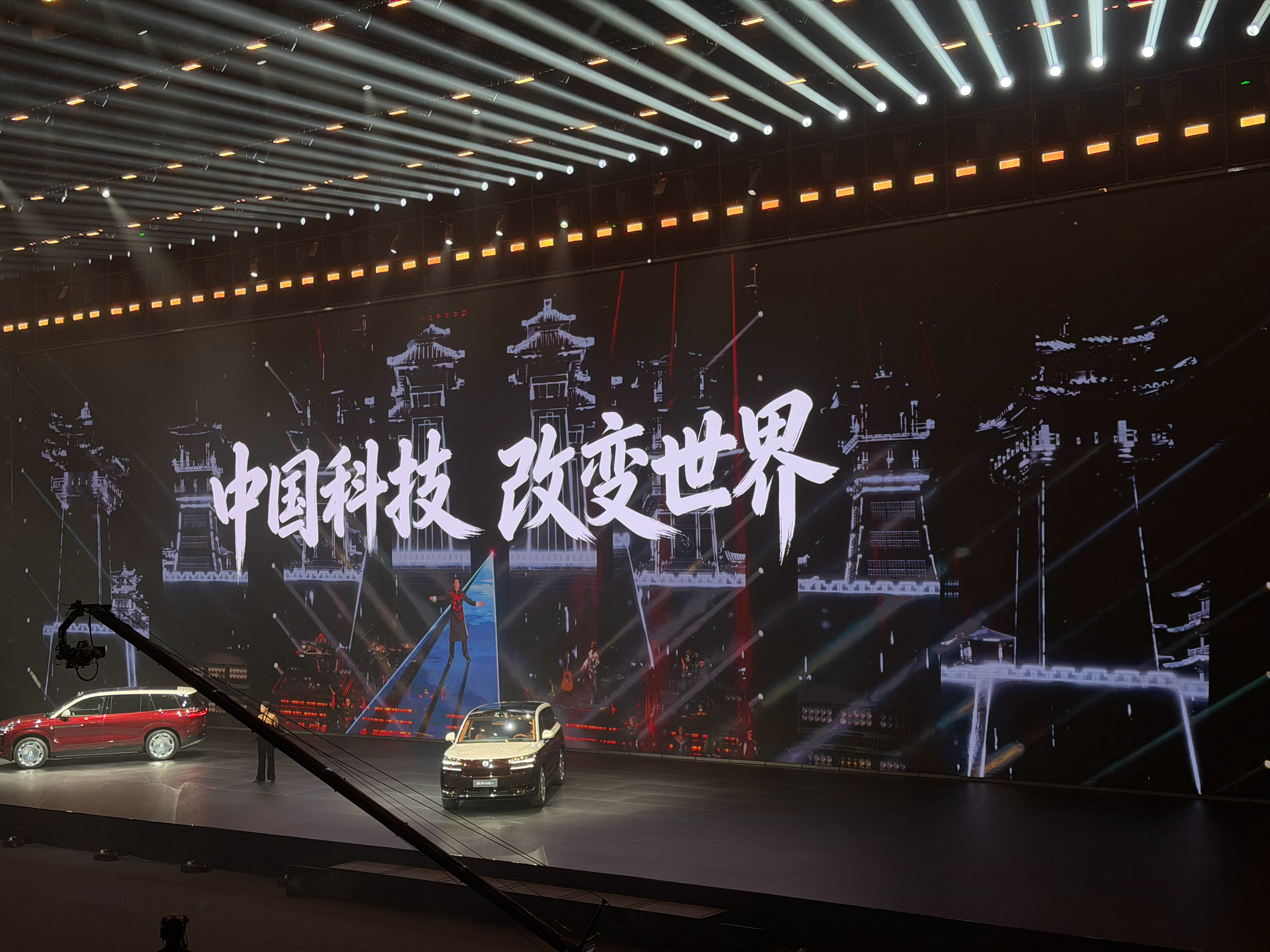 王力宏惊呼闪充改变世界现场拍到王力宏了，帅的不行……王力宏还专门为腾势N9闪充版