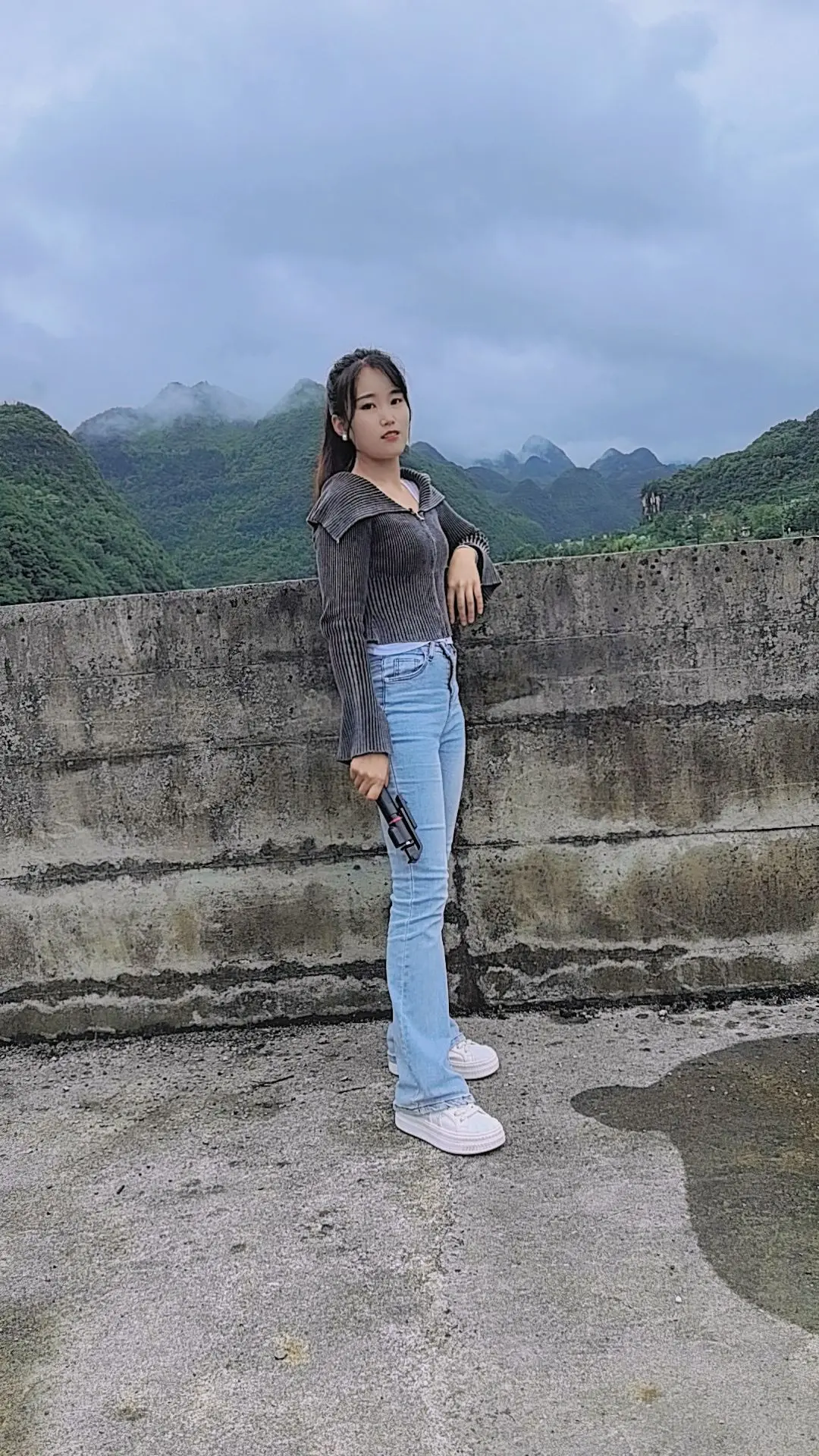 两个人如果有感觉，就不在乎年龄的大小贫富之差，真正的感情是两个人在一起...