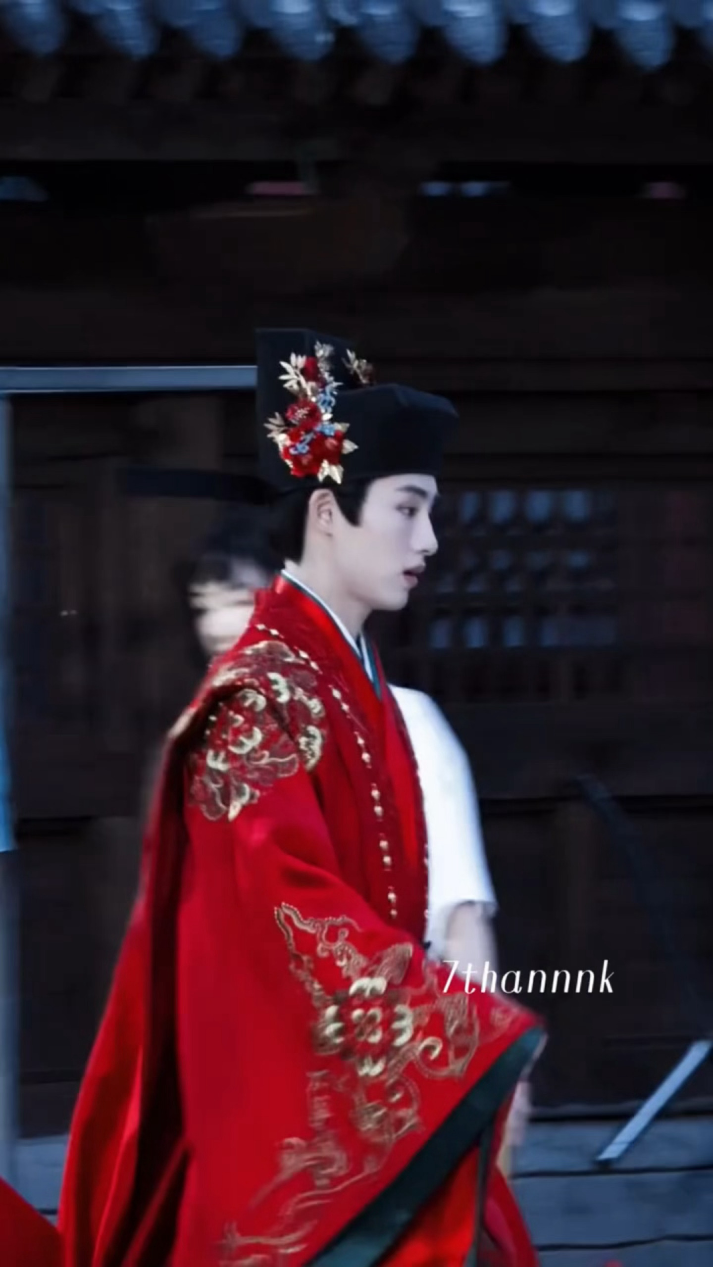 红绮如花，妖颜若玉谁家的俊俏新郎官啊、、董思成恰逢春婚服路透 董思成大红婚服俊俏