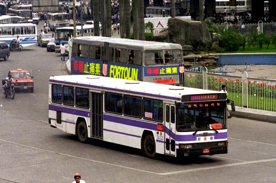 公共汽车，广州，1995年6月摄。 ​​​