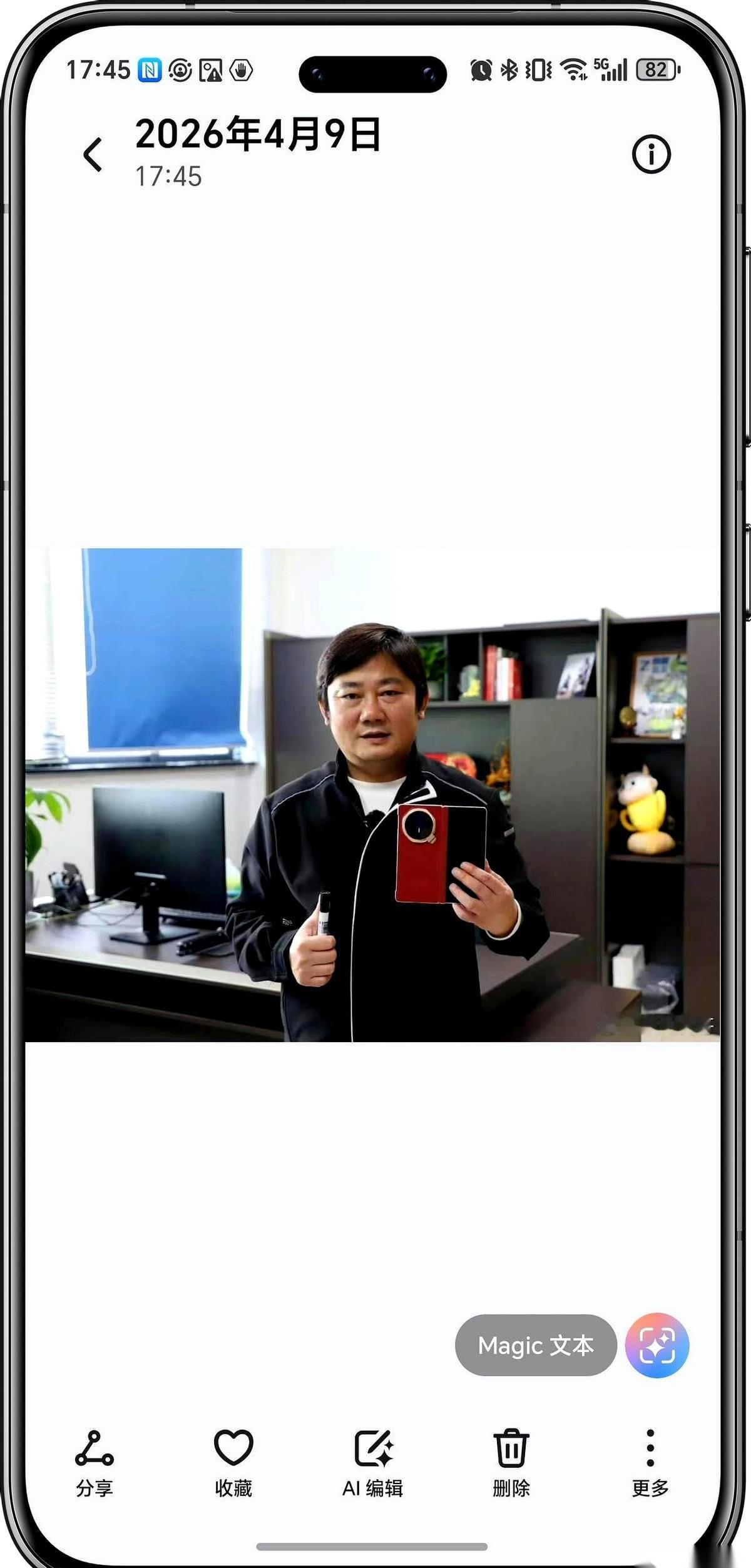 张雪前脚刚在直播间提了一嘴荣耀手机。
后脚，一台顶配的Magic V6折叠屏，就