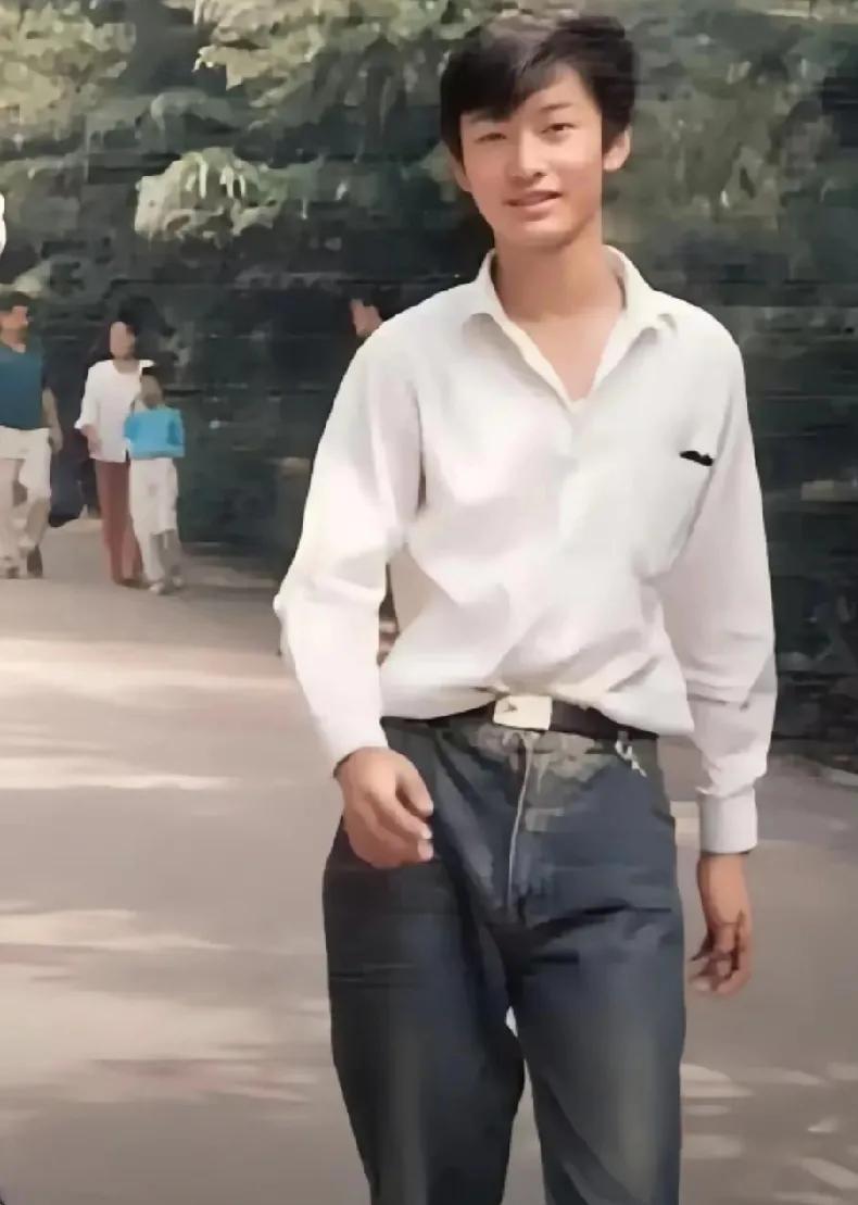 高中生黄晓明，看似青涩，实质上，那时的他已经与众不同了。有人说和现在没法比，有点