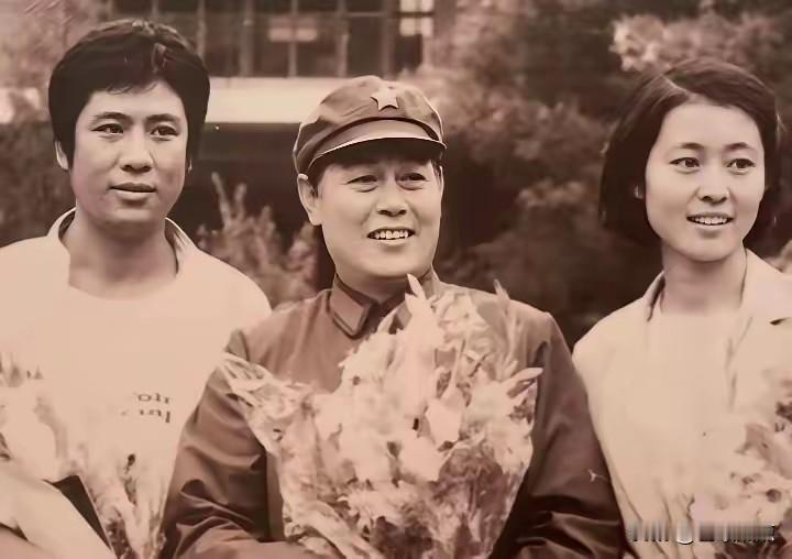 这是1984年，八一厂著名演员张勇手执导电影《祁连山的回声》，与影片两位年轻的男