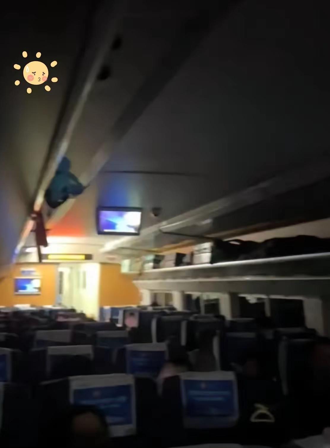 突发事件！​5月30日，发往深圳的D1804次列车，行驶至贺州隧道内时突发意外，