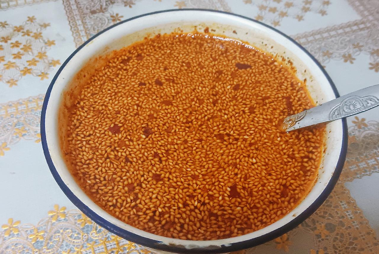 今天做的油泼辣子，炸的葱油泼的，很香。