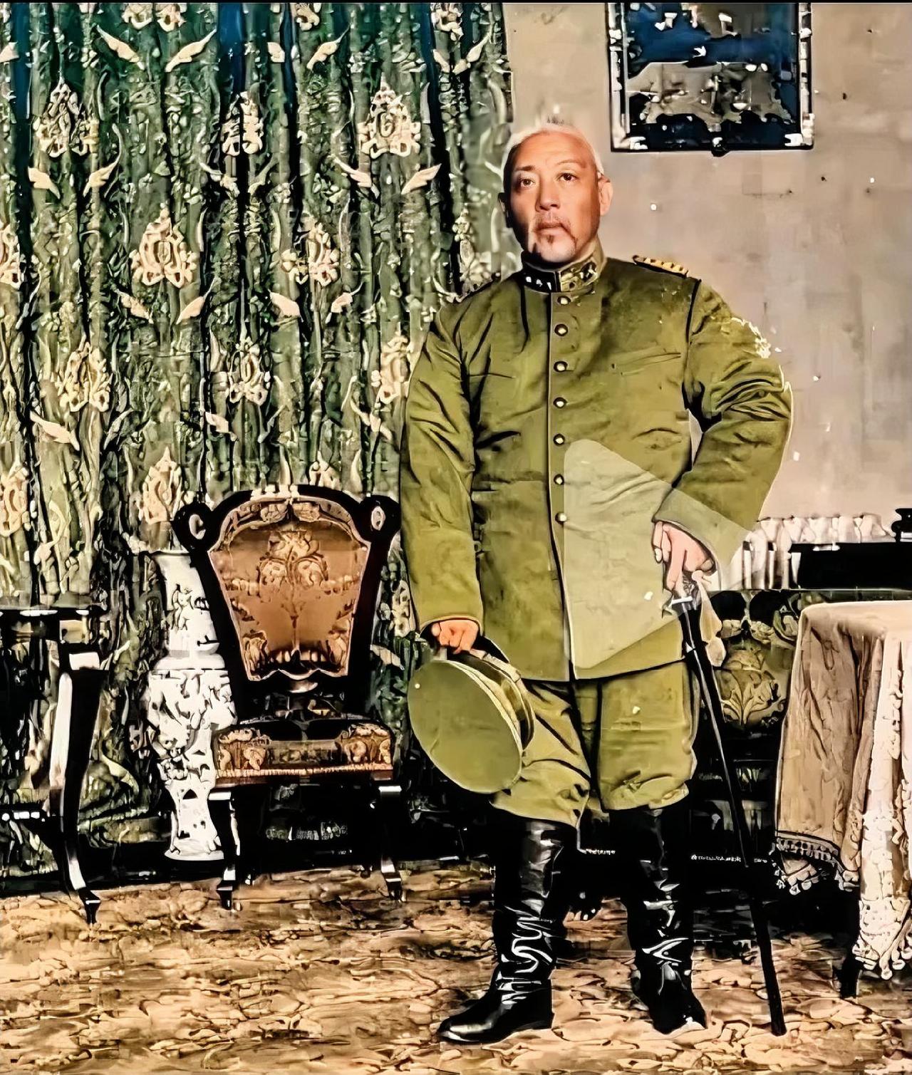 袁世凯的外貌并不出众，体态臃肿，走路左右摇摆，如同鸭子一般。他年纪不大，四十岁看