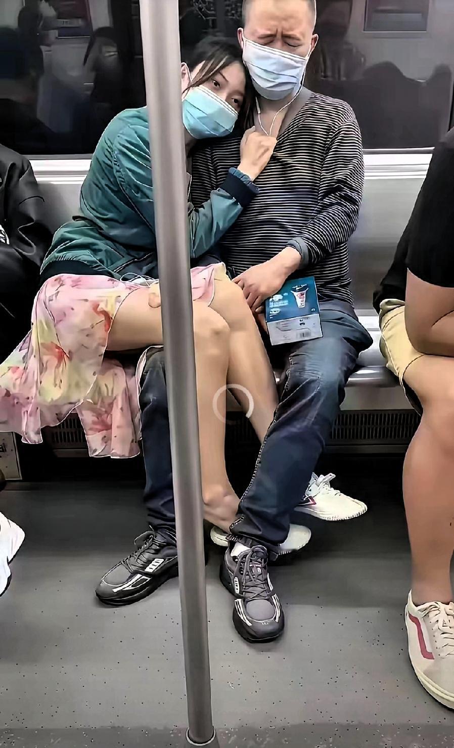 地铁里这一幕，真是越看越有意思！

一个二十来岁的姑娘，把腿直接搭在旁边大叔腿上