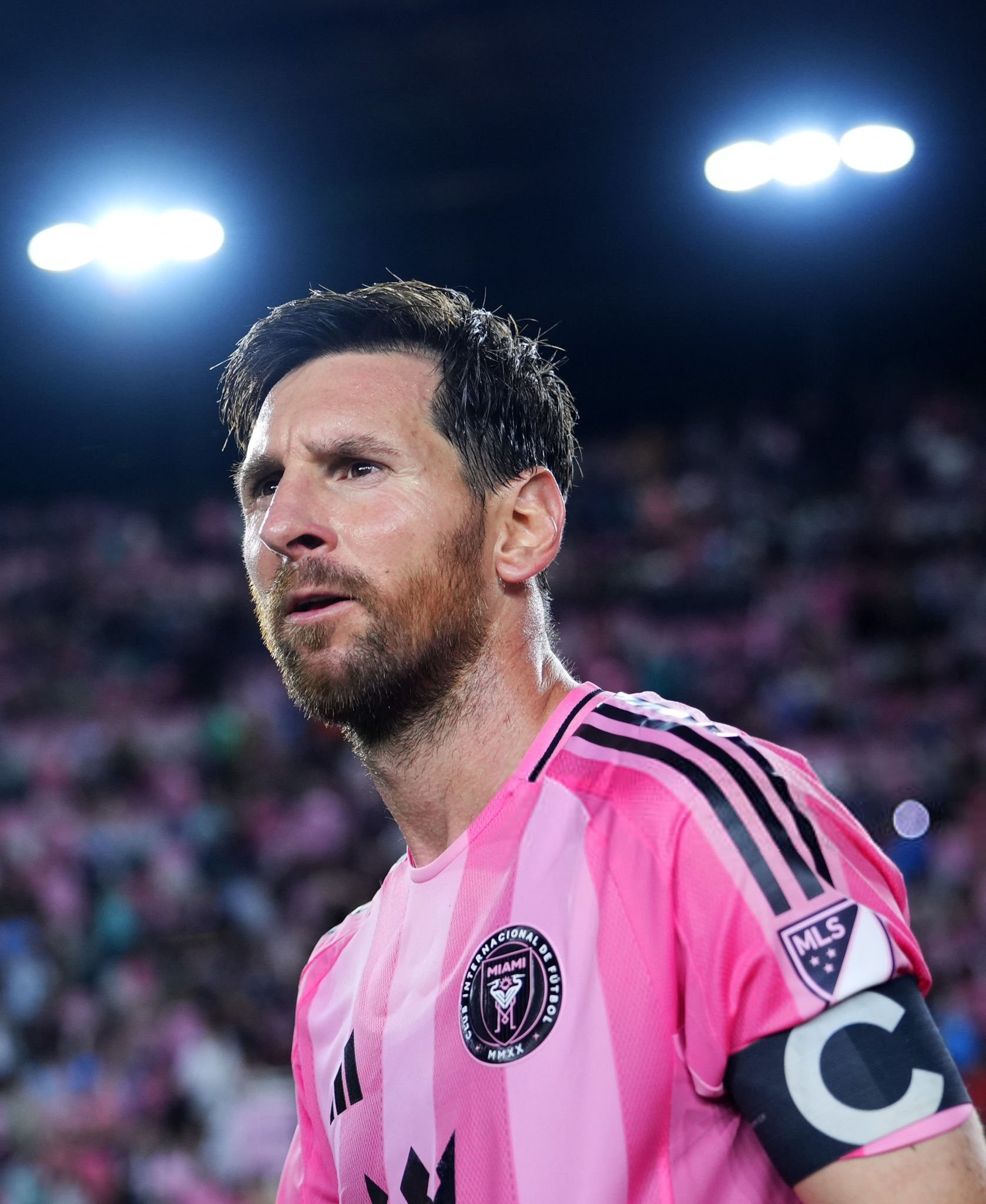 2️⃣2️⃣ 距离我们在友谊赛中看到传奇人物梅西5️⃣0️⃣ 距离我们看到梅西在