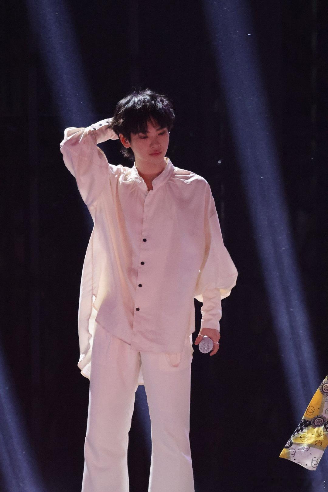 #周震南 太燥了#现场炸裂，观众情绪已经High到飞起，周震南的音乐就像一把火，