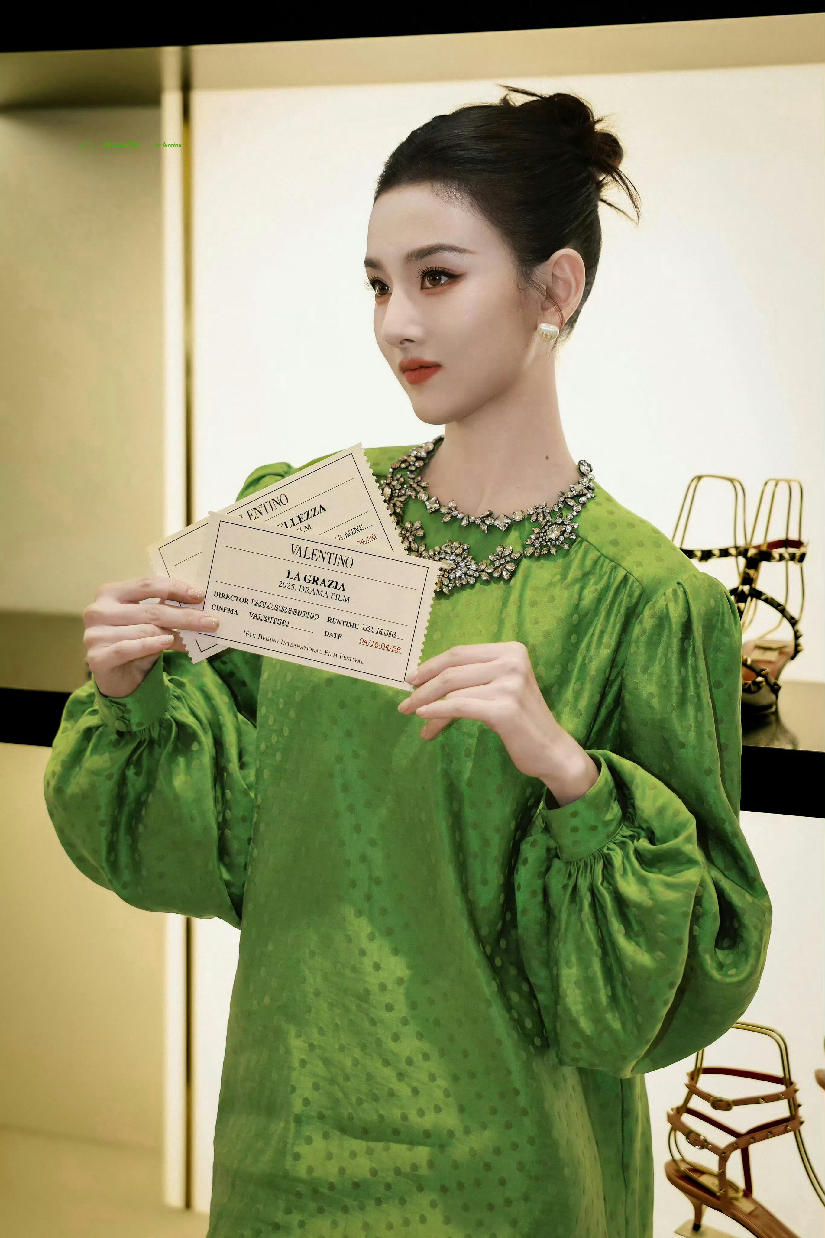 宋祖儿大腿都快和脖子一样细了宋祖儿华伦天奴 