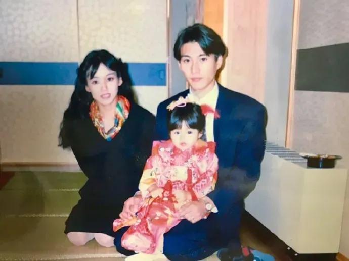 日本的明日花老师小时候和父母的合影，父母的颜值太高，难怪她长得这么漂亮。
已经退