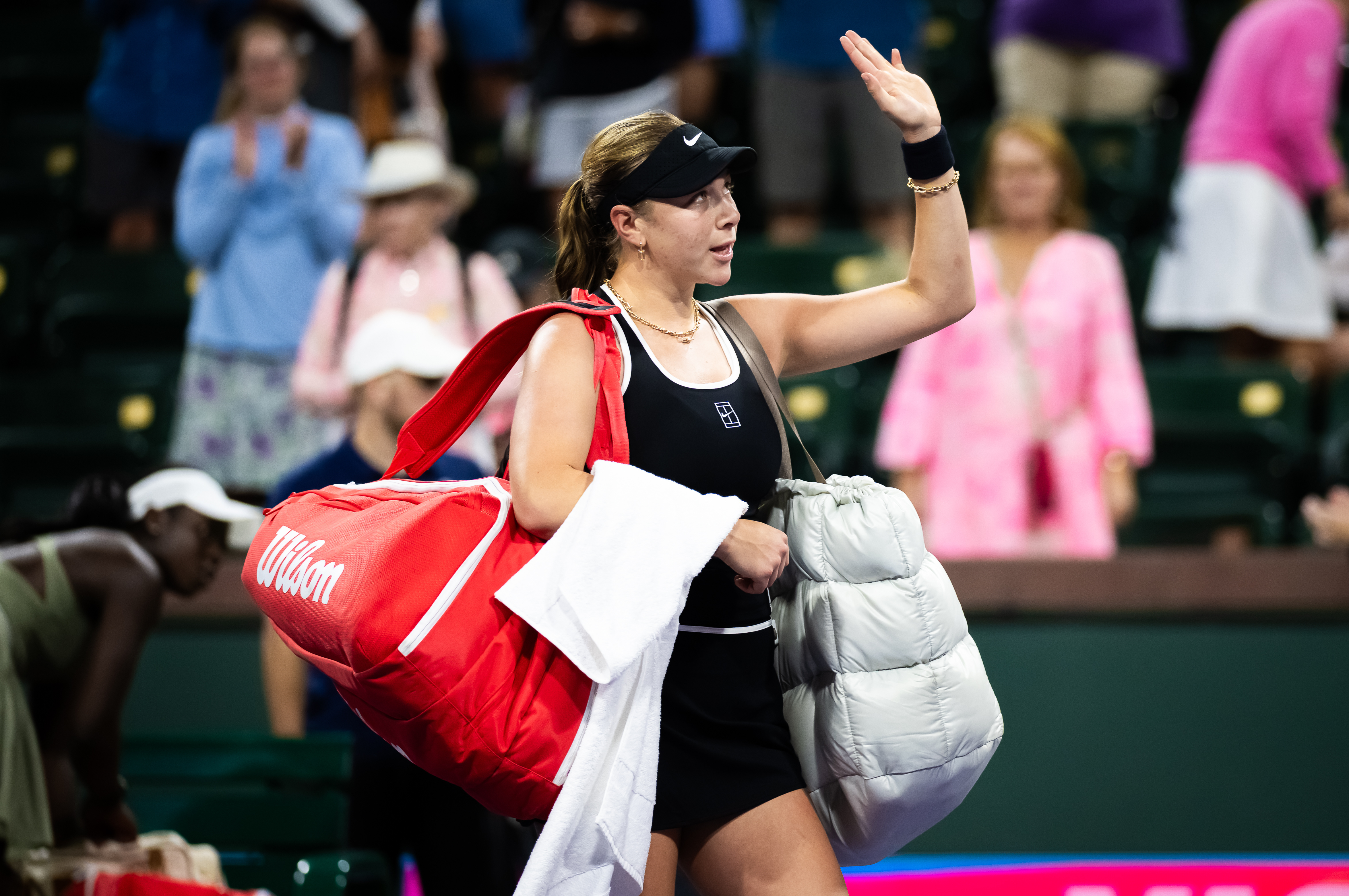 退赛消息🎙阿尼西莫娃因腕伤退出WTA1000罗马站。鲁塞作为幸运落败者替代她的