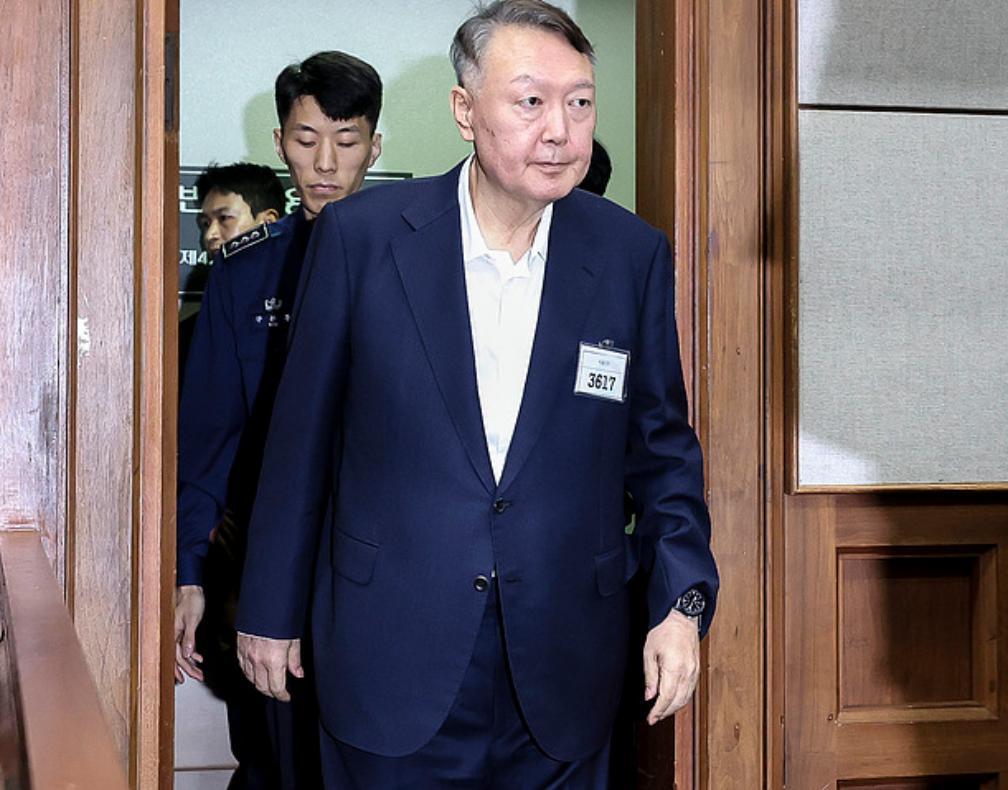 尹锡悦态度发生转变，主动配合调查人员讯问。
据韩联社10月15日报道，在调查人员