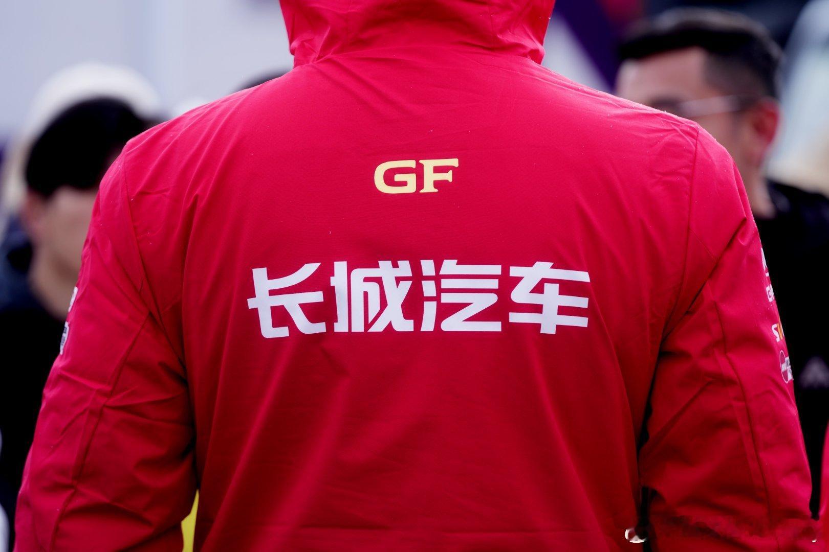 老外车手被中国民族服饰拿捏了真正的文化自信，从不需要刻意造势。在环塔拉力赛的文化