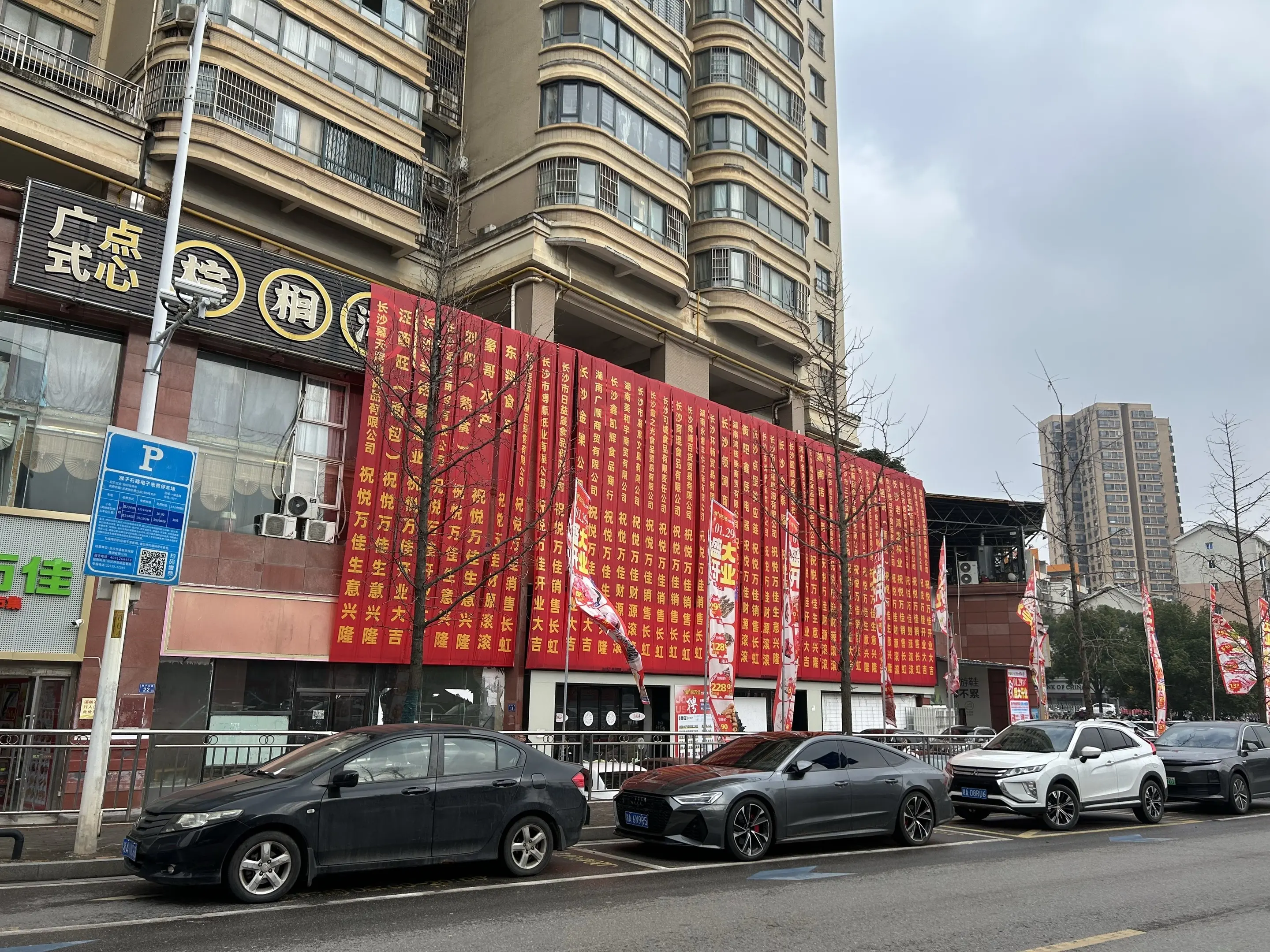 🔥悦万佳开业燃爆全城！现场人气直接拉满，店外排长龙店内人潮涌，生鲜区...