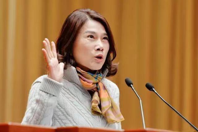 初入格力的董明珠找经销商讨要未结清的42万货款，却被要求再发50万的货，才会结清