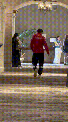 Wtt球员欢迎晚宴，莎莎进去没多久就出来了，接着牛牛和楚钦也出来了。
看到外协教