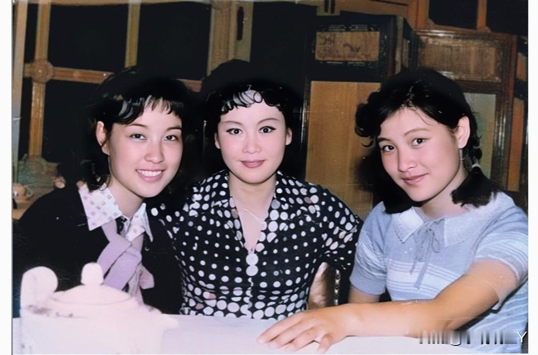 这张照片展现出了刘晓庆和李谷一及陈冲1980年在宴会上的情景，彼时刘晓庆28岁，