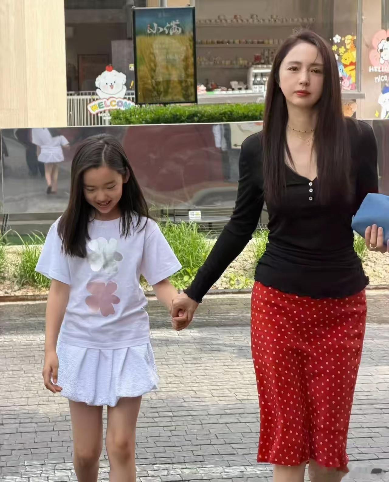 小酒窝反向带妈 身份互换名场面，妈妈偷懒发呆，小酒窝在一旁耐心提醒，可爱到心软 
