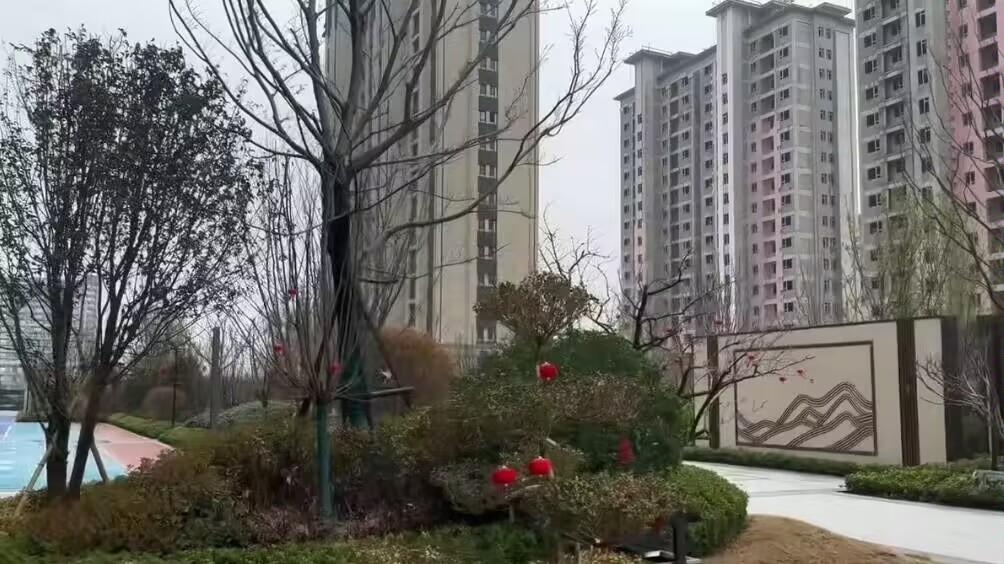 你们总说房地产是夕阳产业，房地产不行了，但是我们这房子的价格不降反升。
就拿我们