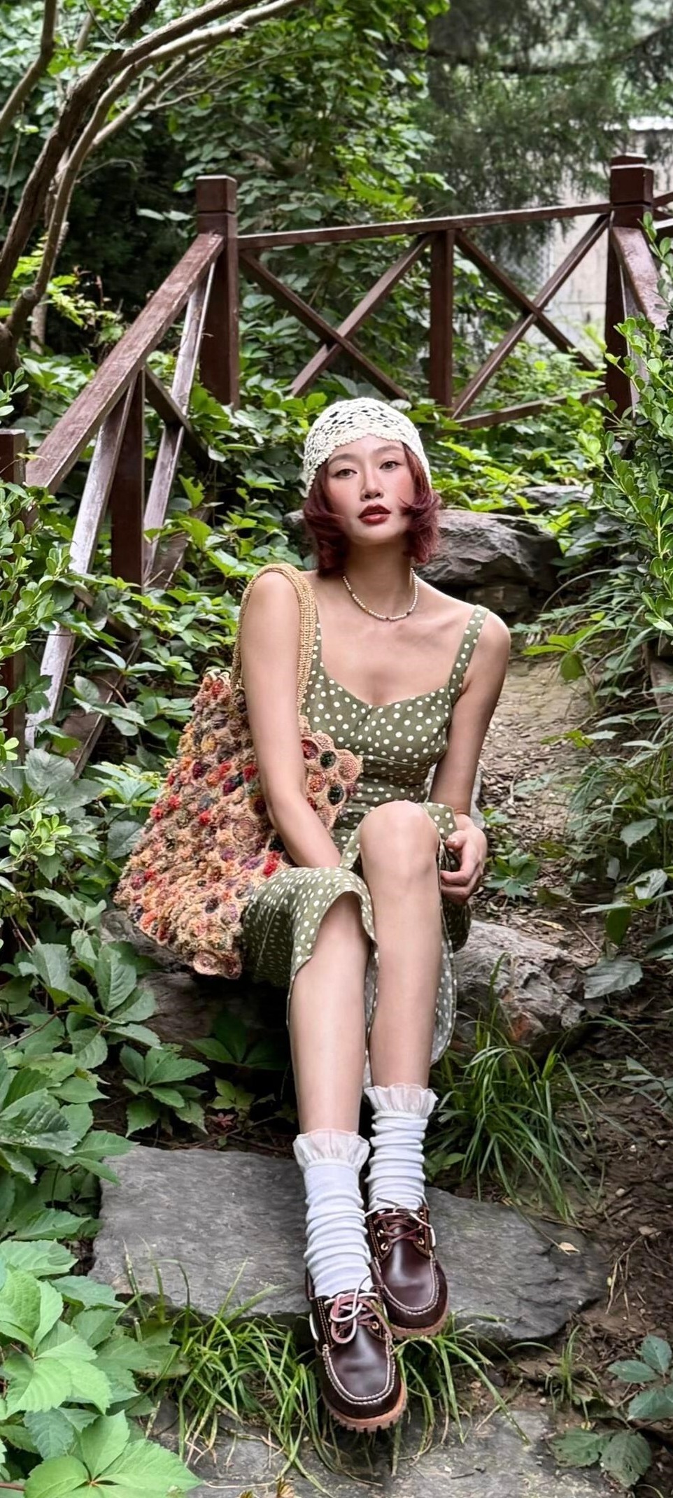 李斯羽全屏手机壁纸：波点吊带裙绿意盈盈，美丽的大长腿姐姐。李斯羽