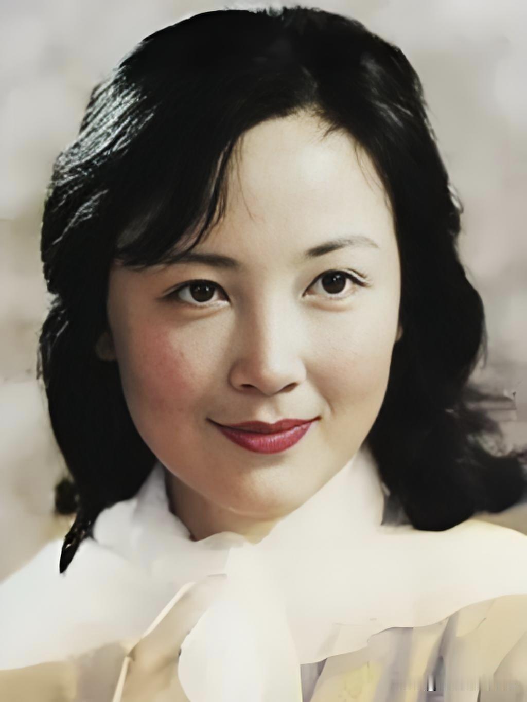 赵静温婉娴雅，以《笔中情》惊艳时光。她无惧岁月，从容老去，在书画与光影中沉淀优雅
