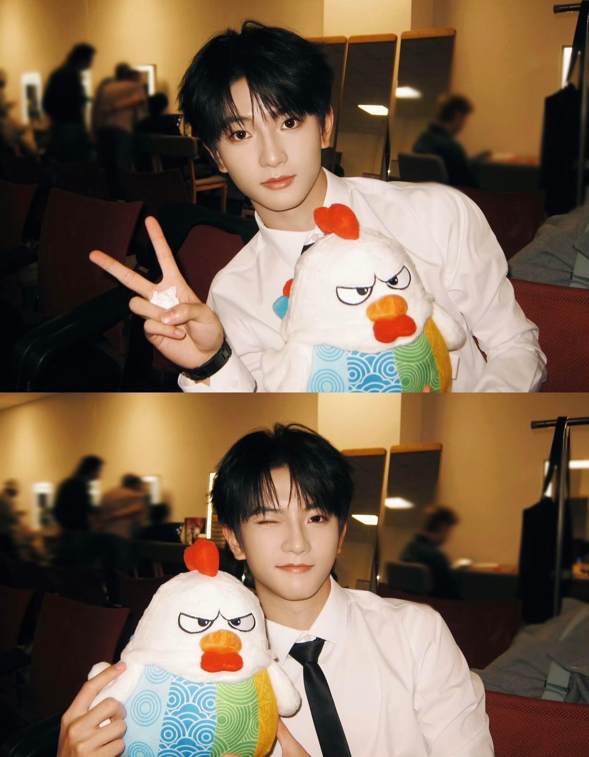 穆祉丞金鸡后台ccd📸白衬衫领带，比耶✌🏻+wink😉好帅！ 