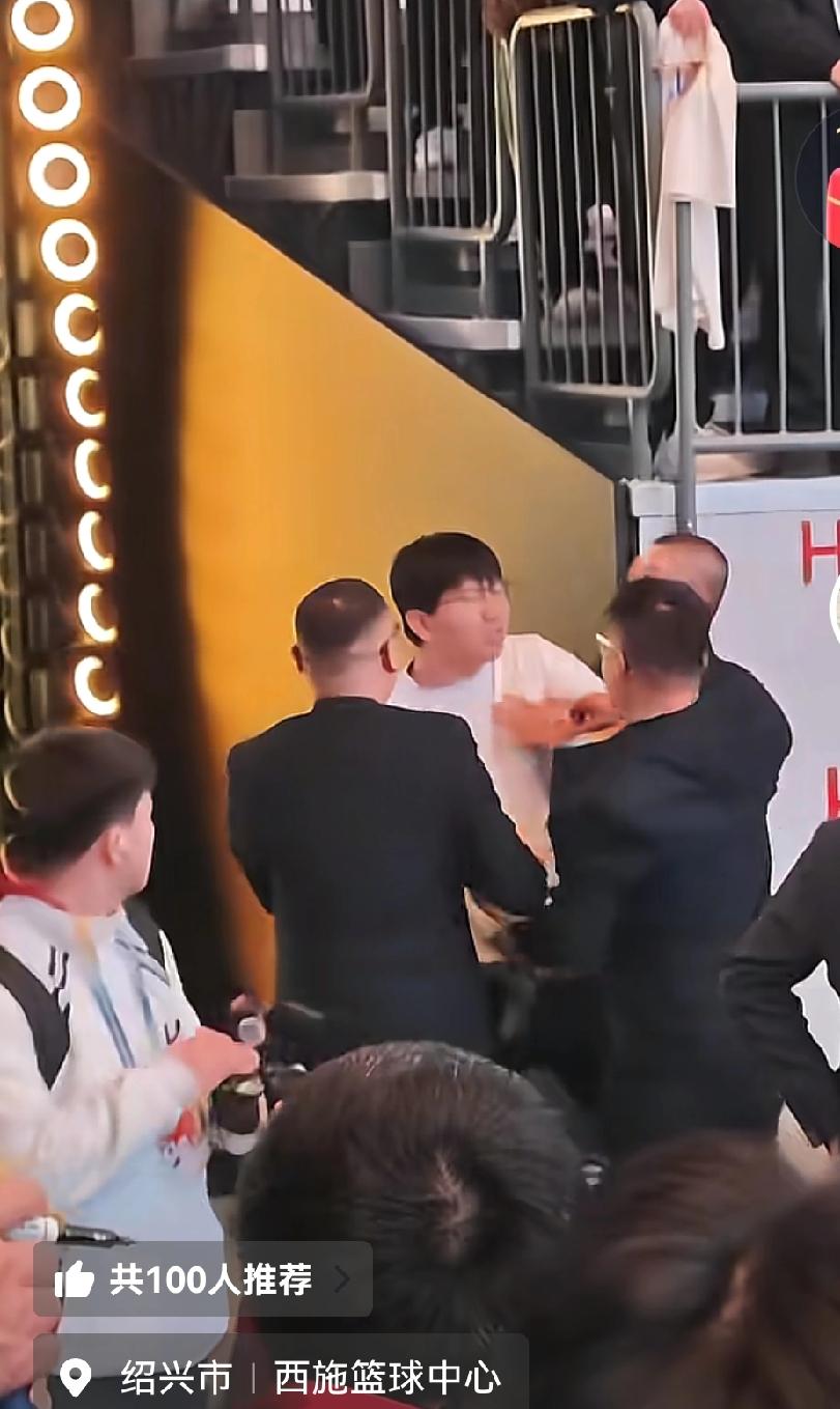 全明星赛出现冲突，球迷跳下场要签名，工作人员制止强化规矩

全明星赛不一样，就是